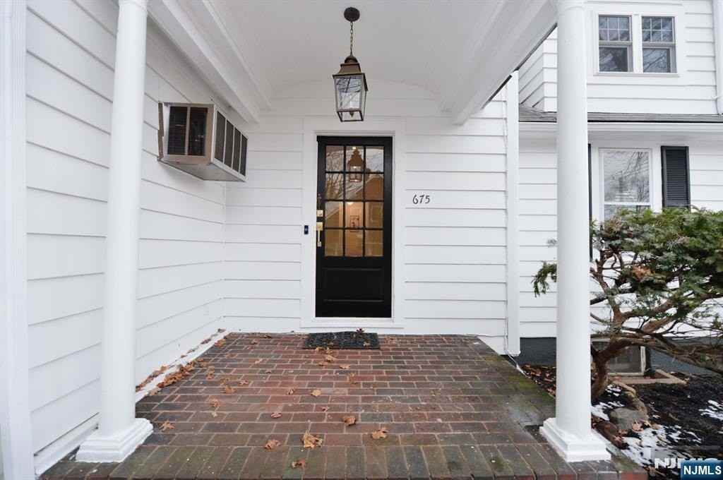 675 Center St - Photo 2 of 29