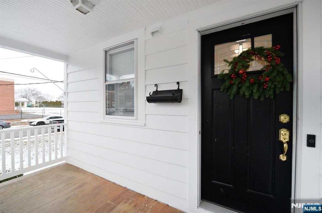 675 Center St - Photo 3 of 29