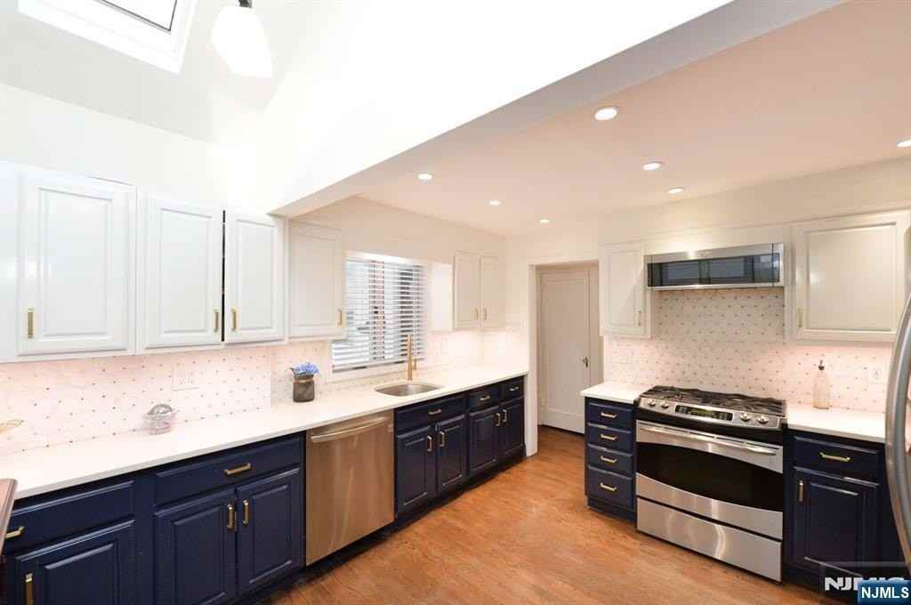 675 Center St - Photo 6 of 29