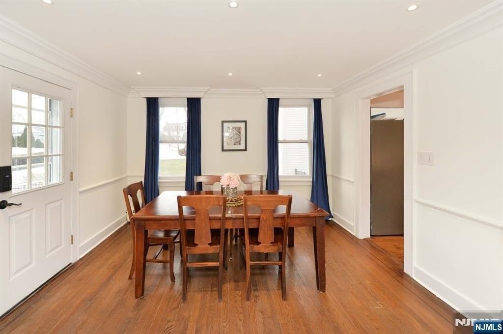 675 Center St - Photo 7 of 29