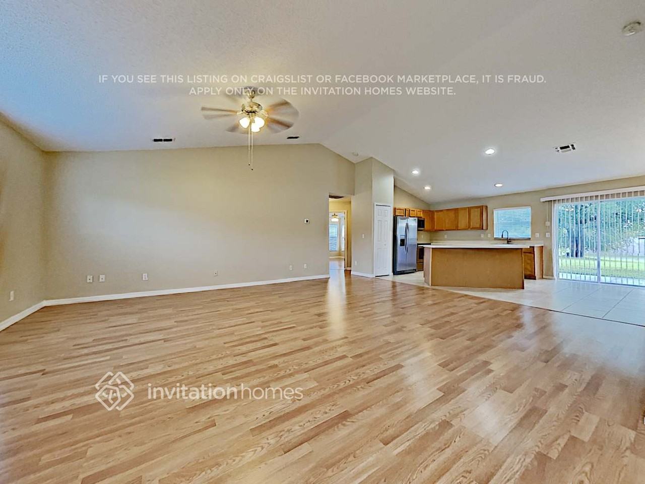 1047 Lakeview Oaks Dr - Photo 4 of 17