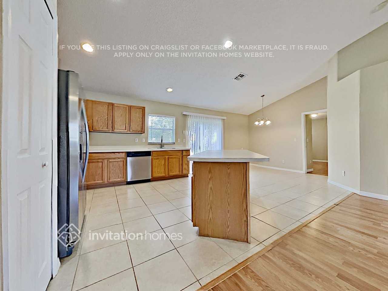 1047 Lakeview Oaks Dr - Photo 5 of 17