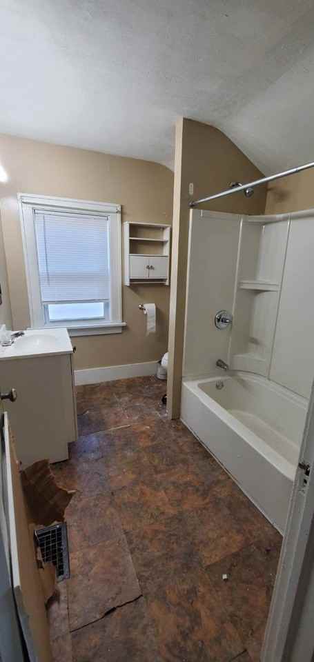 1213 Woodland Ave Se - Photo 4 of 6