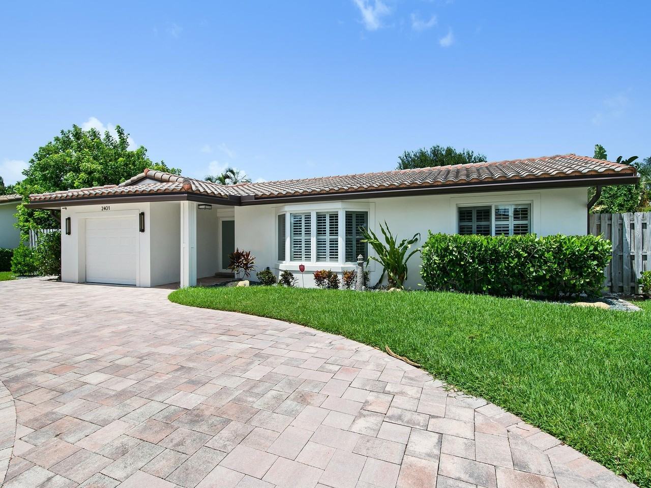 2401 Ne 45th St - Photo 2 of 27