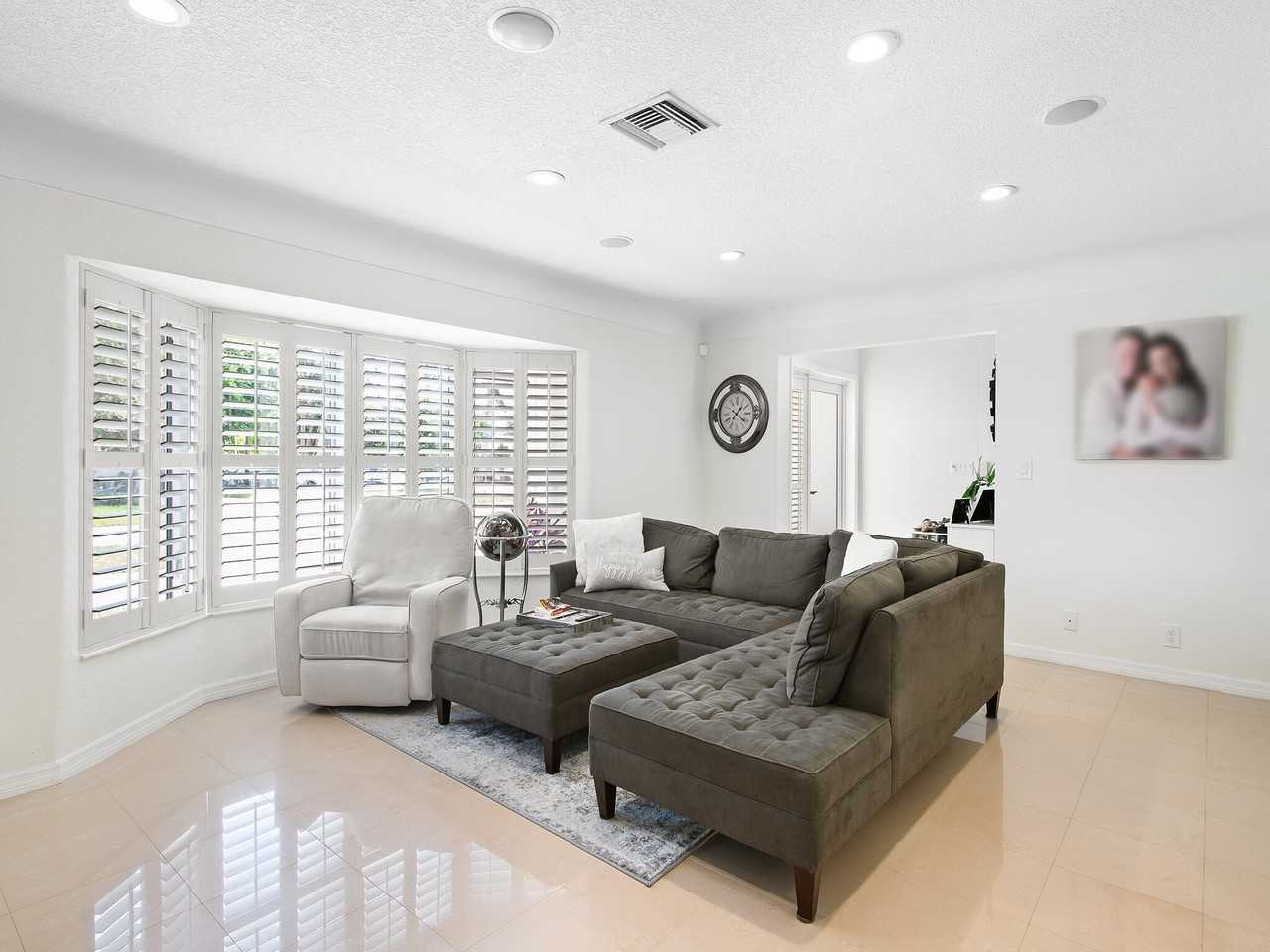 2401 Ne 45th St - Photo 7 of 27