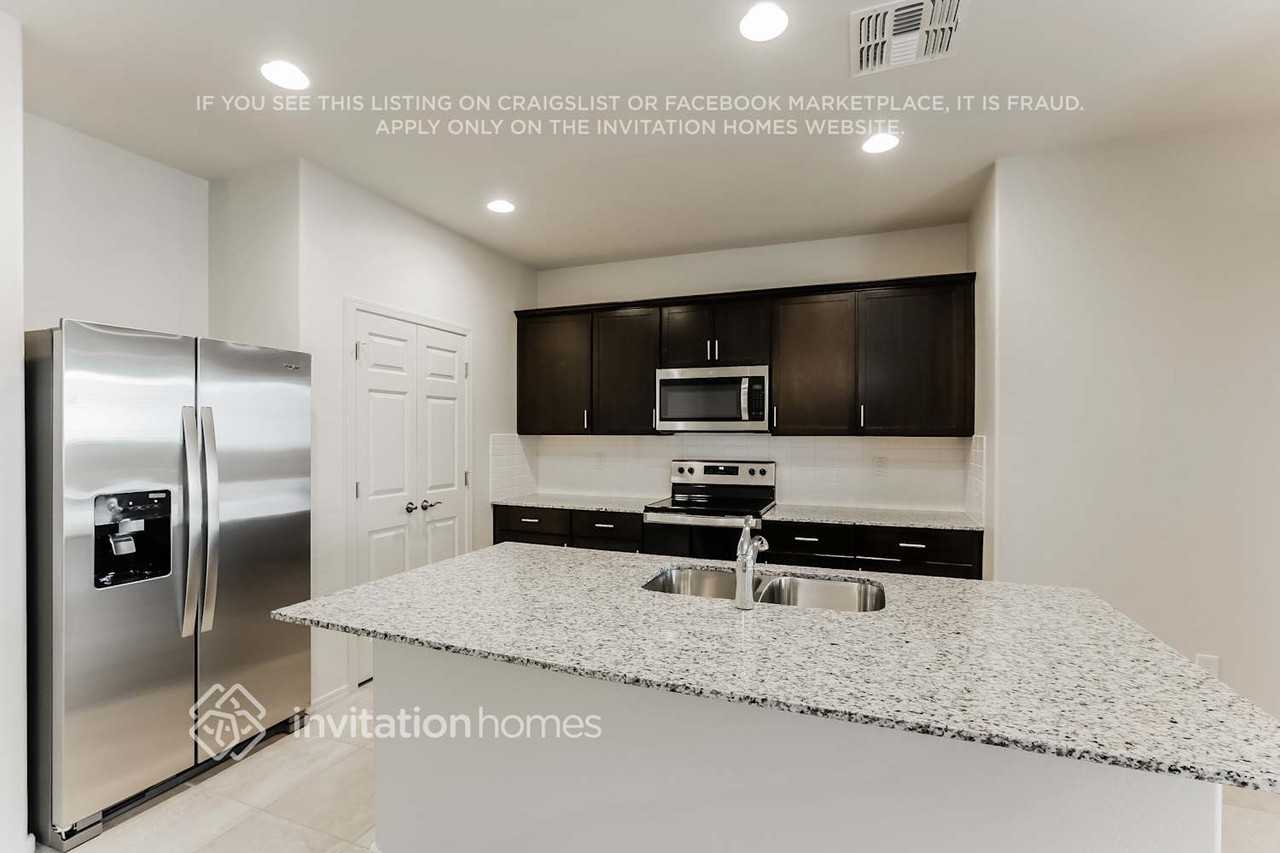 25204 W Chipman Rd - Photo 5 of 22