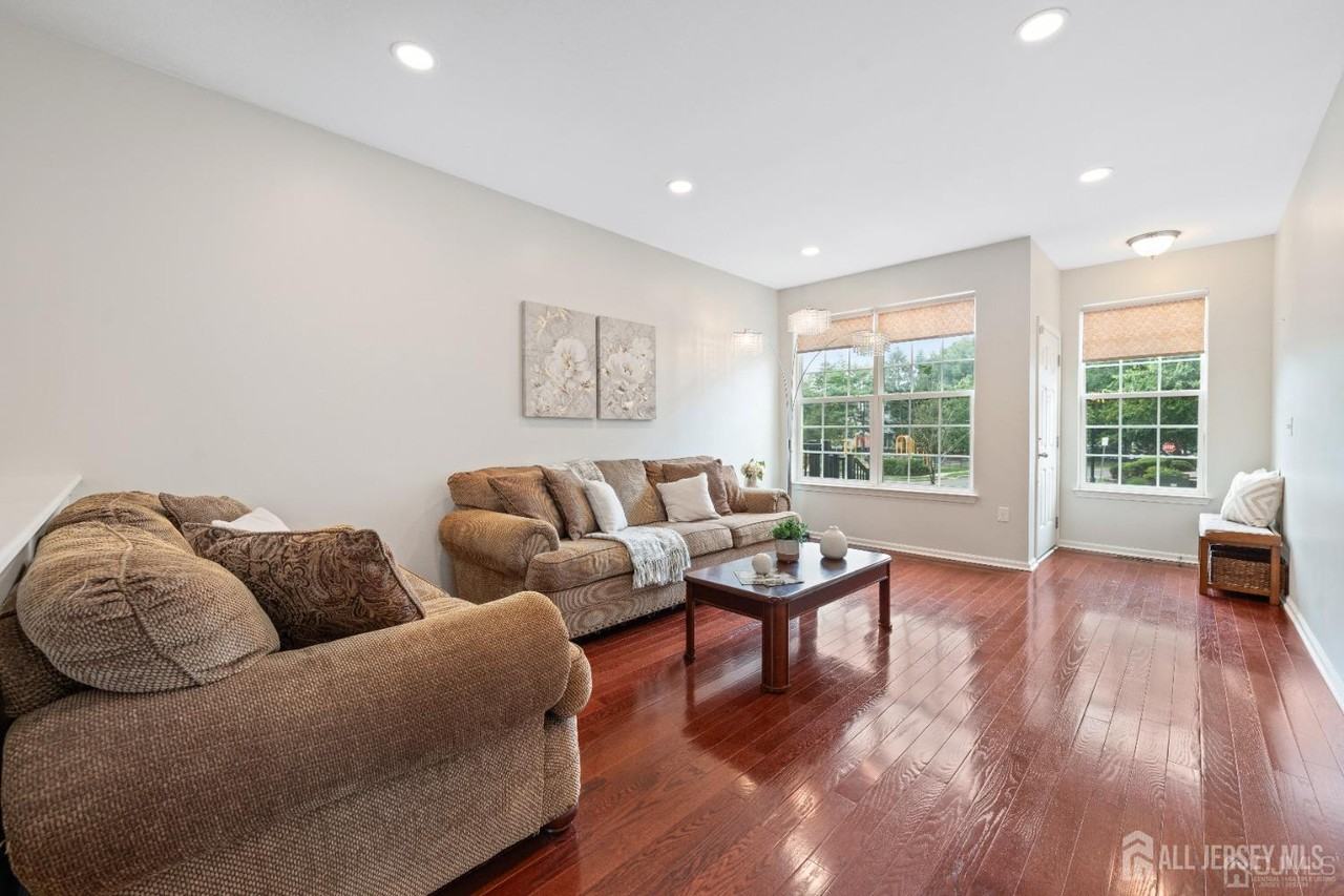 2456 Canterbury Ln - Photo 3 of 32