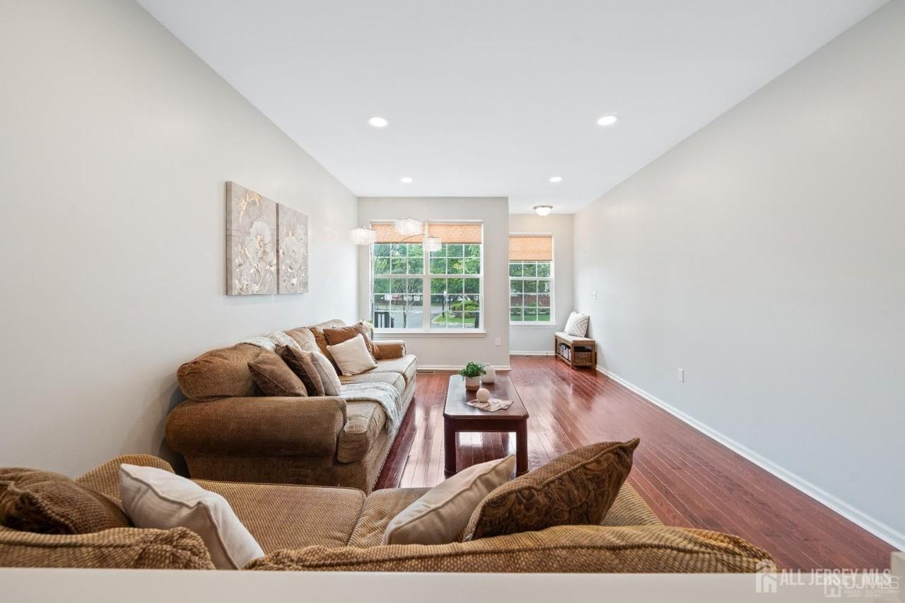 2456 Canterbury Ln - Photo 4 of 32