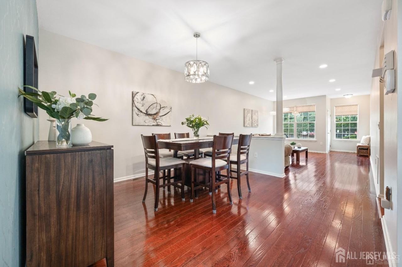 2456 Canterbury Ln - Photo 7 of 32