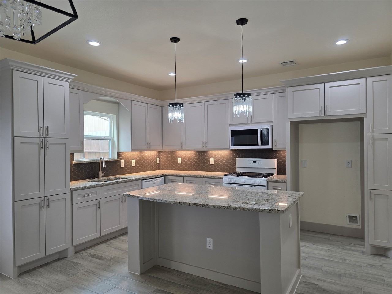 2142 De Soto St - Photo 4 of 28