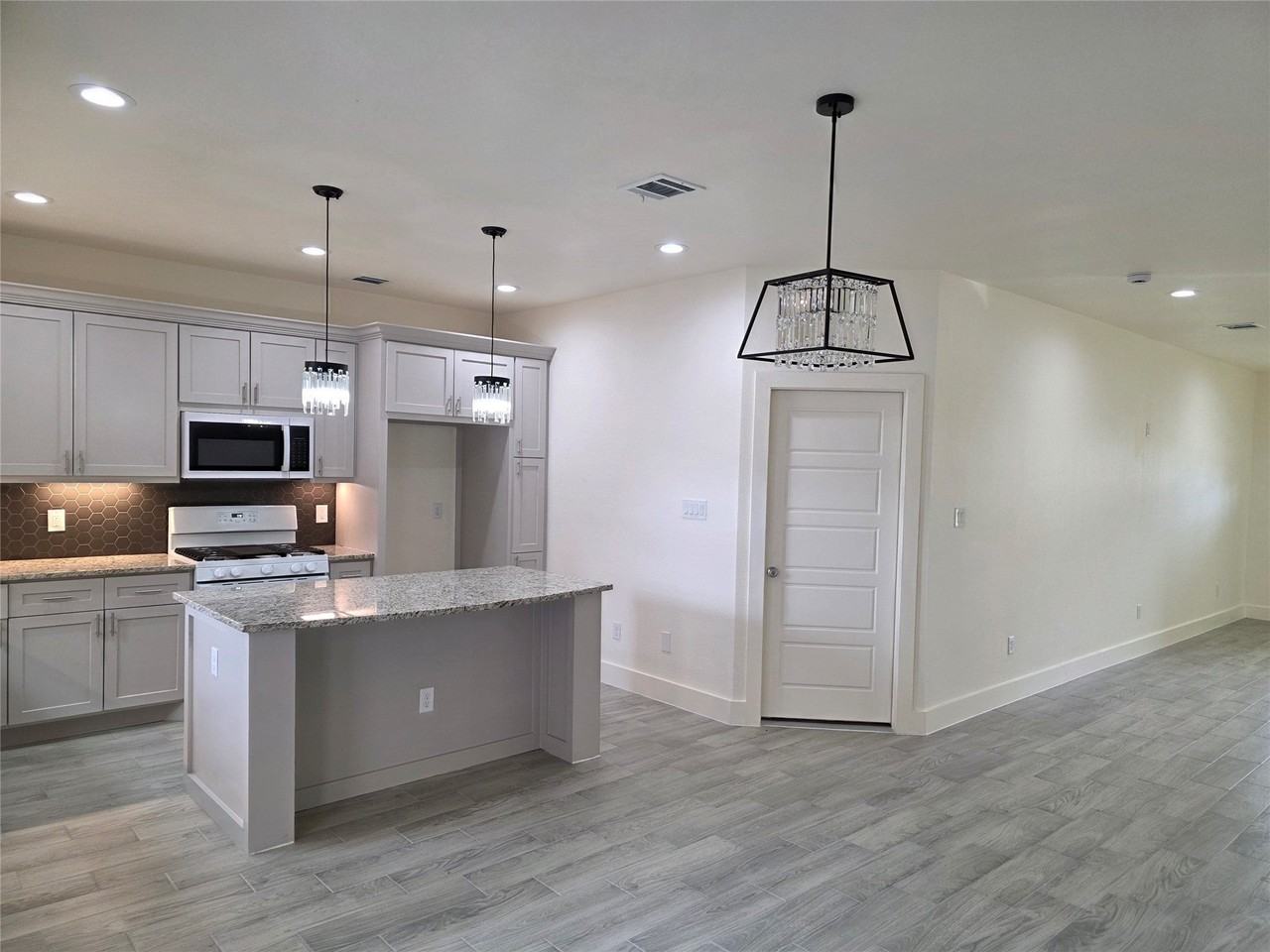 2142 De Soto St - Photo 6 of 28