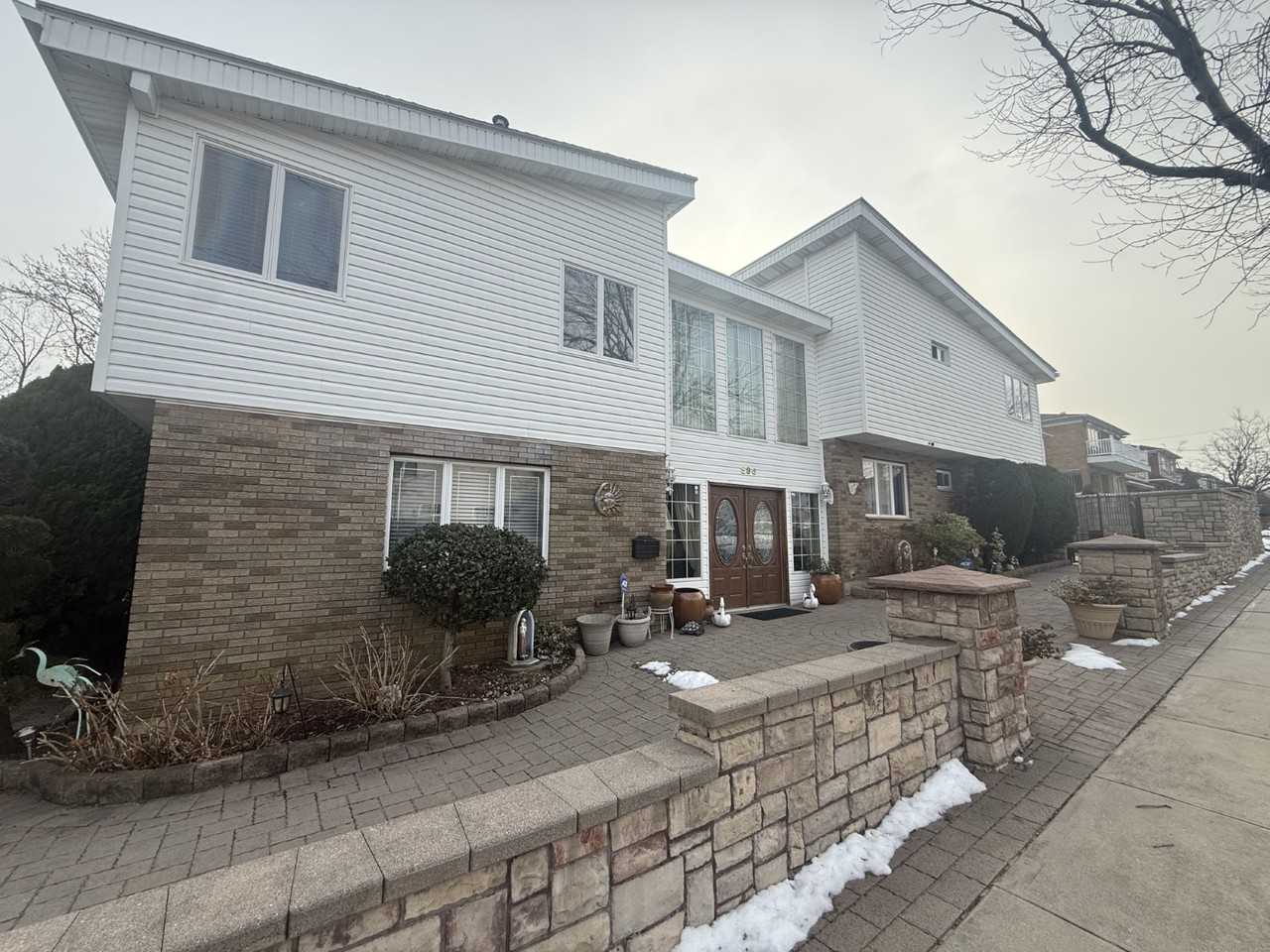 596 Ionia Ave - Photo 3 of 13