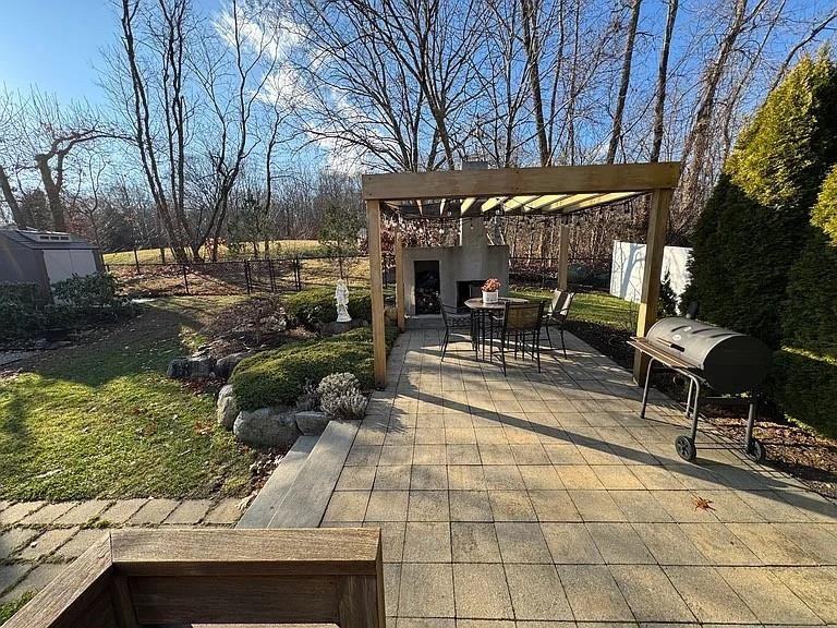 83 Whiting St - Photo 4 of 26