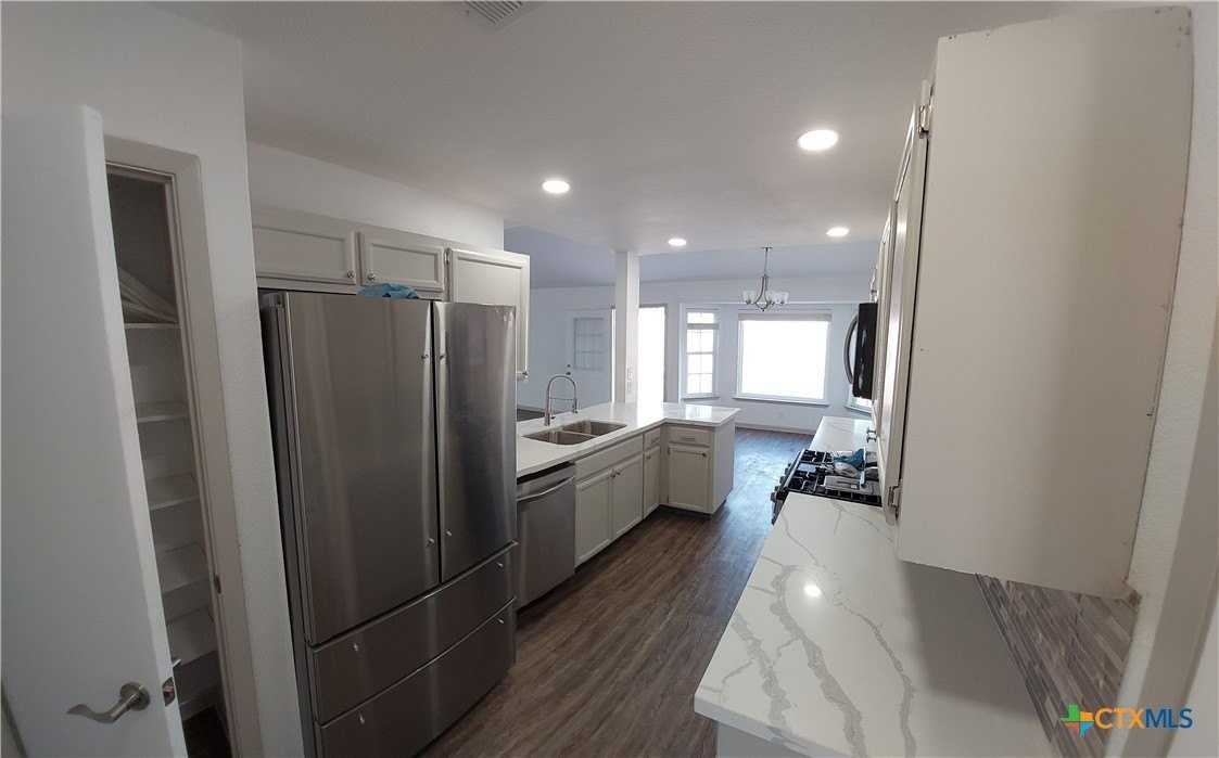 1706 Creek Bend Cir - Photo 3 of 18