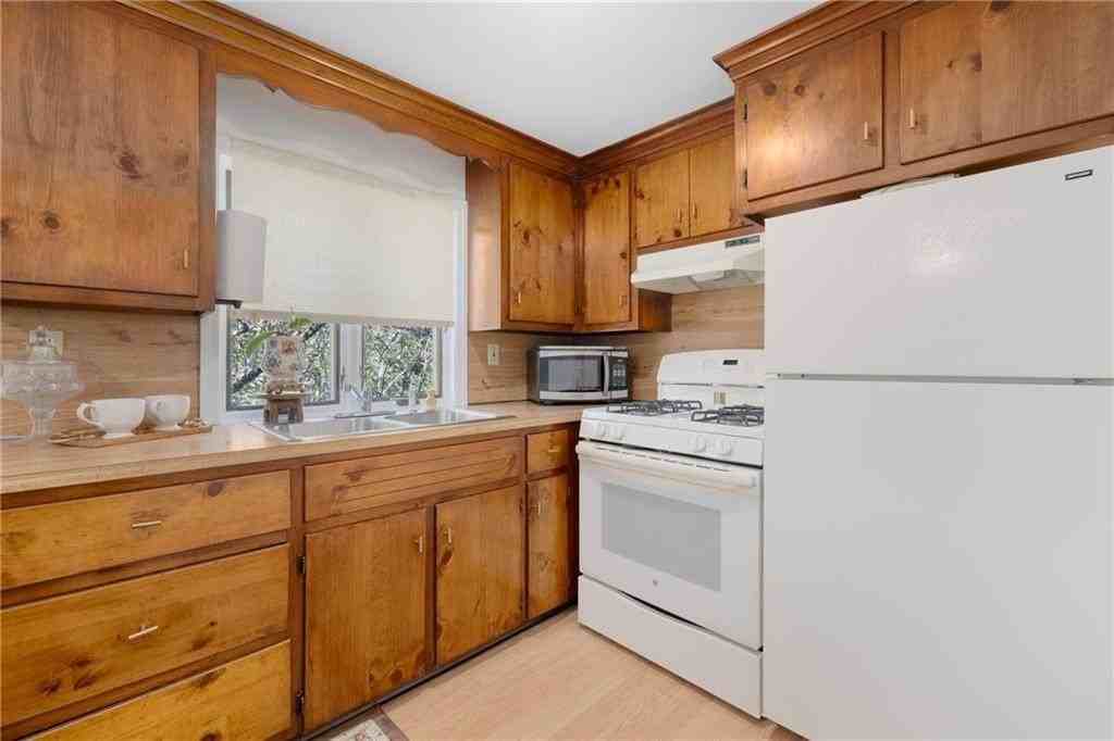 45 E St - Photo 5 of 15