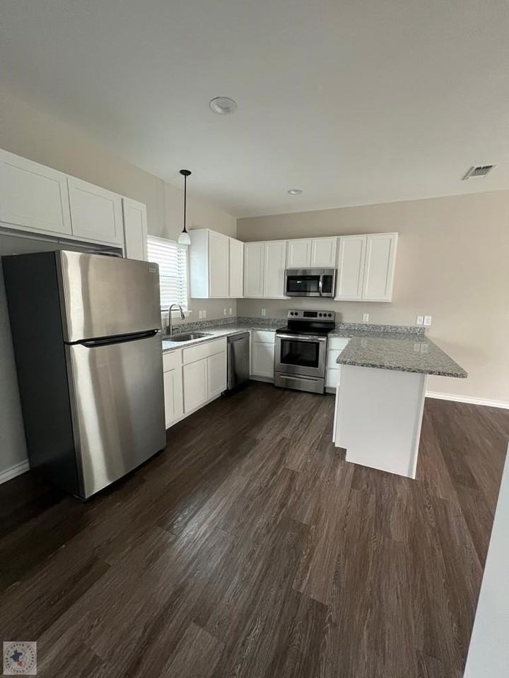 3468 Brooke Pl - Photo 3 of 10