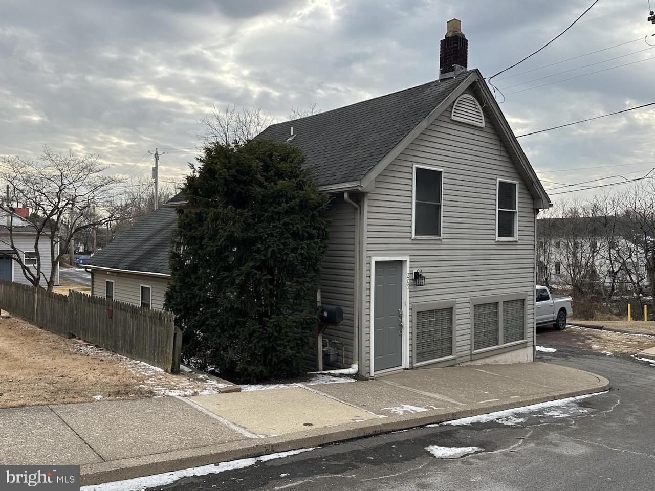 205 S 7th St - Photo 2 of 19