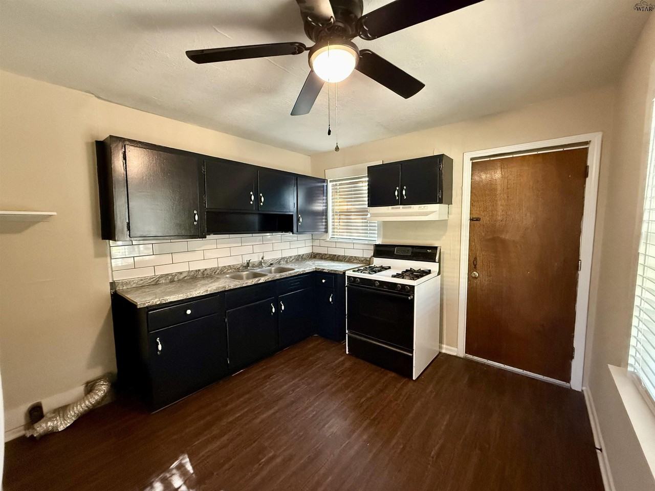 1605 Hawes Ave - Photo 7 of 14