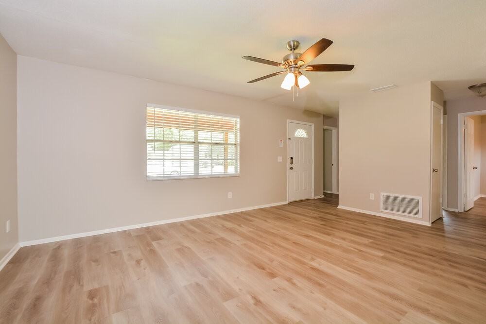 670 Hibiscus Rd - Photo 4 of 16