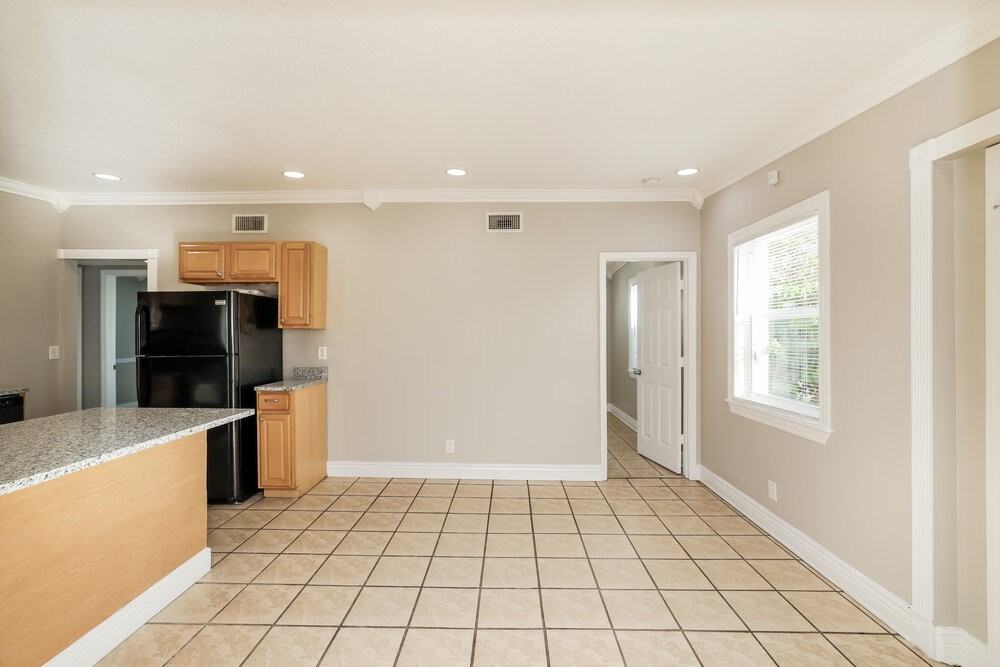 395 Plum Tree Dr - Photo 5 of 17