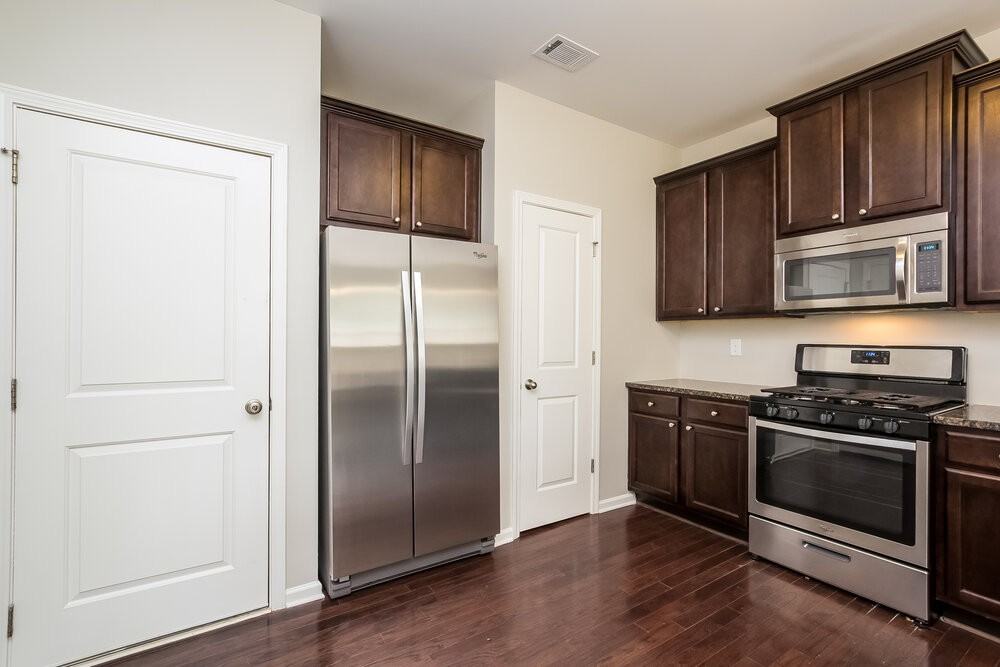 5051 Saphire Ct - Photo 5 of 15