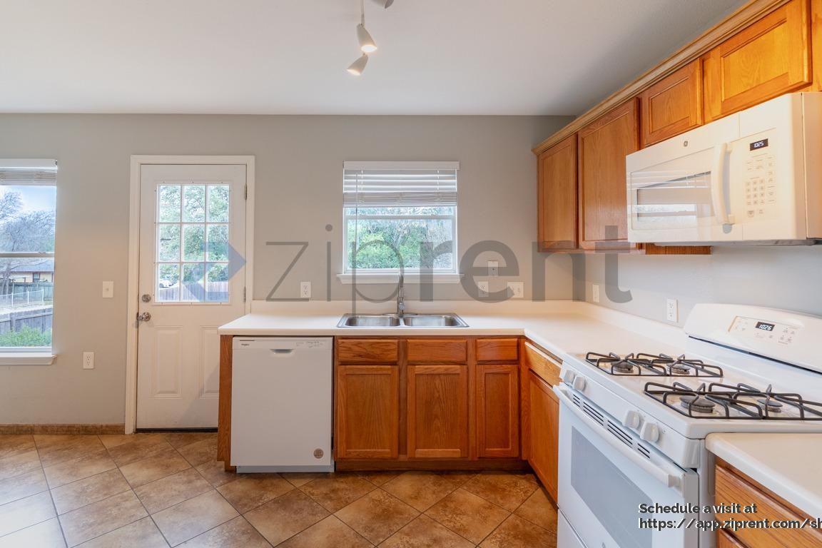 817 Sheraton Ave - Photo 7 of 29