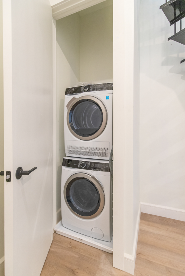 575 Whitney - Photo 5 of 50