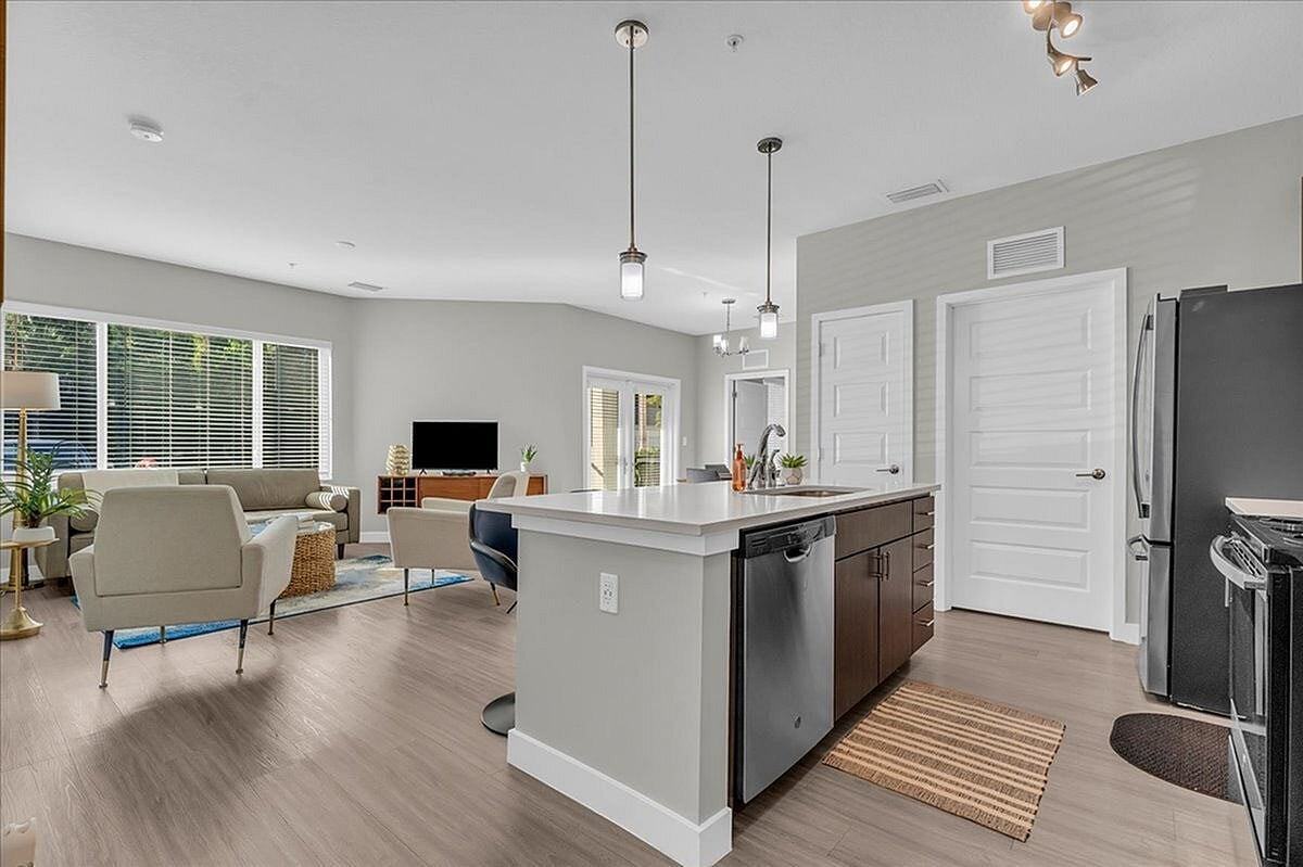 81 West - Photo 6 of 31