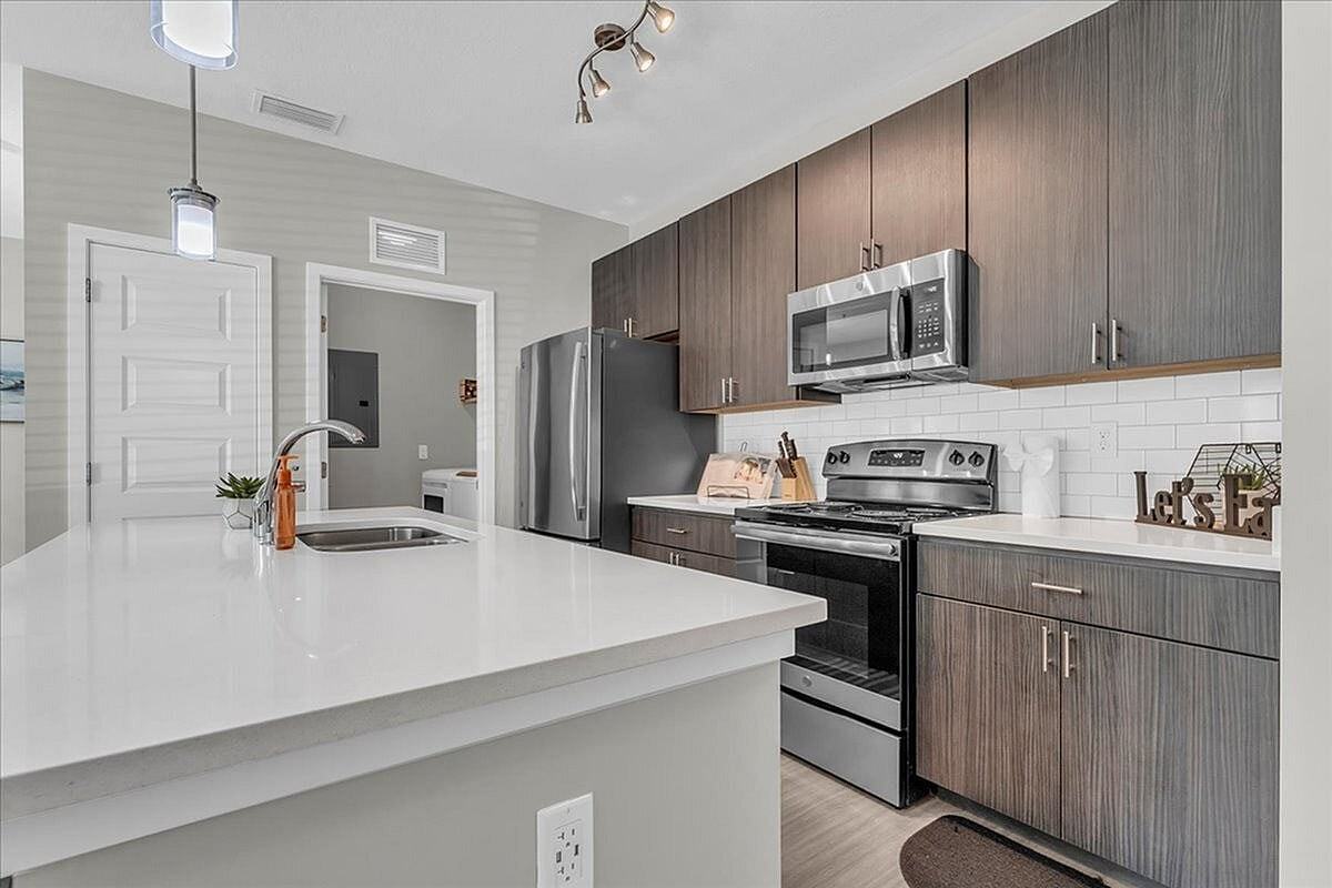 81 West - Photo 6 of 24