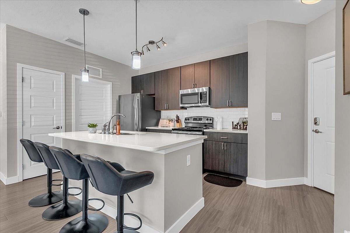 81 West - Photo 5 of 24