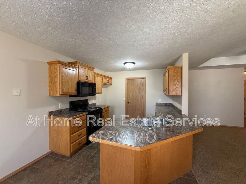 1044 N Oxford Dr - Photo 2 of 12