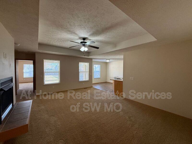 1044 N Oxford Dr - Photo 3 of 12