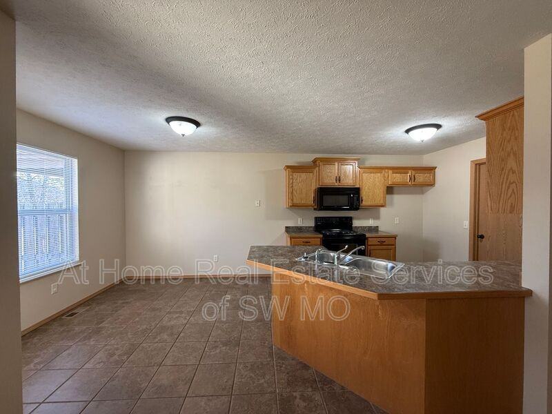 1044 N Oxford Dr - Photo 4 of 12