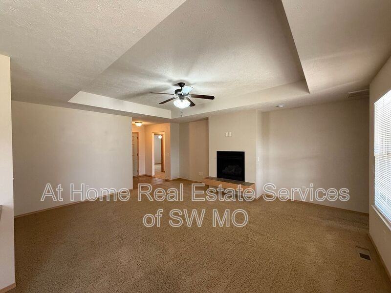 1044 N Oxford Dr - Photo 5 of 12