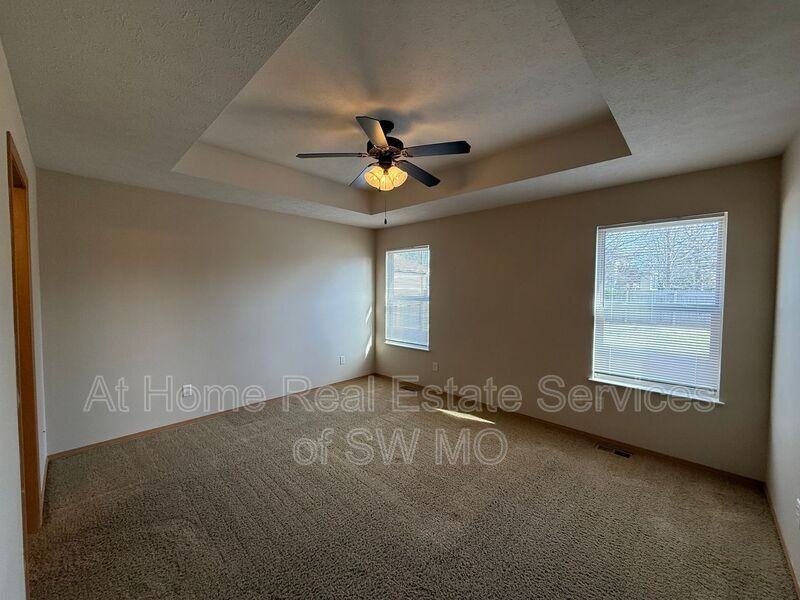 1044 N Oxford Dr - Photo 6 of 12