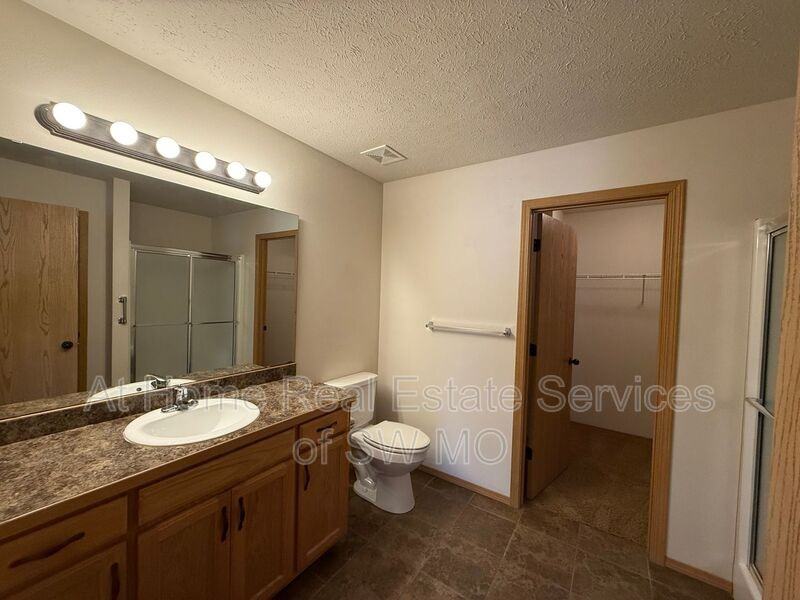 1044 N Oxford Dr - Photo 7 of 12