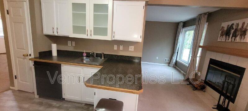 409 Antler Ct - Photo 3 of 20