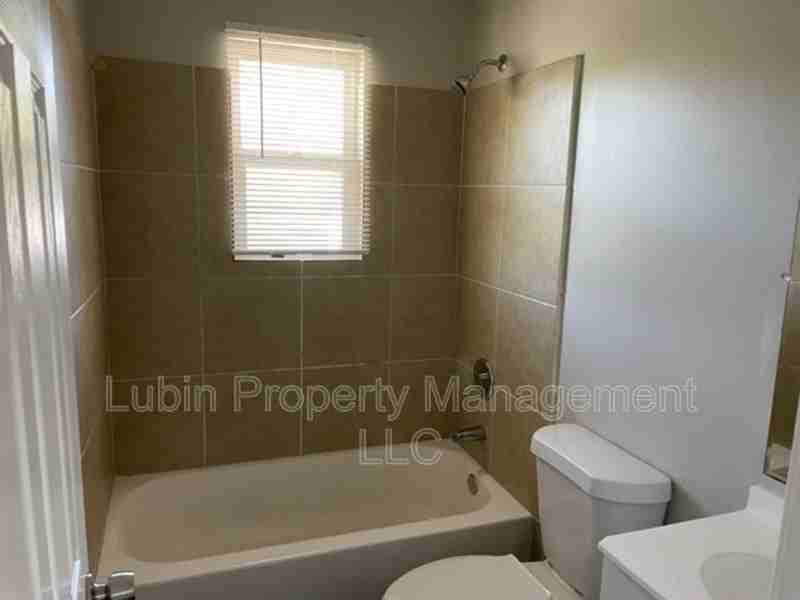 1043 College St #7 - Photo 3 of 6