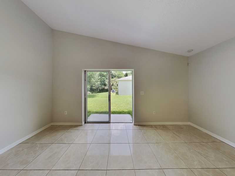 10193 Oak Crest Rd - Photo 4 of 23