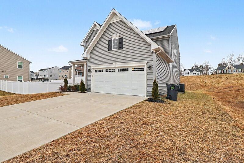 484 Bridgepoint Dr - Photo 2 of 26