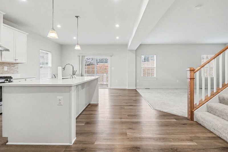 484 Bridgepoint Dr - Photo 3 of 26