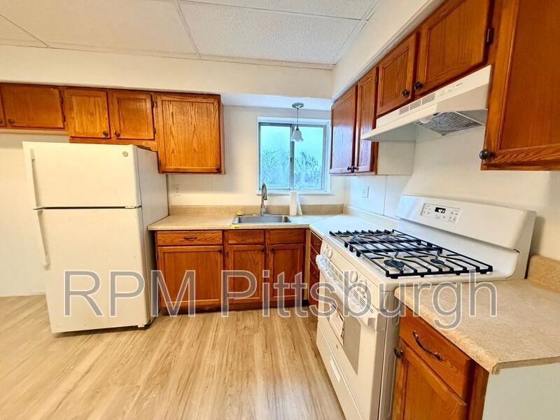 1108 Oswin St - Photo 5 of 18