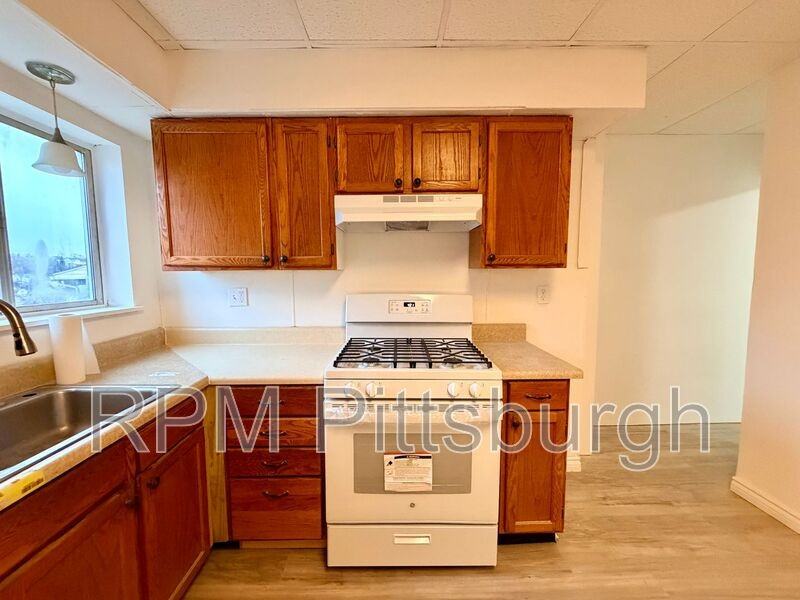 1108 Oswin St - Photo 6 of 18