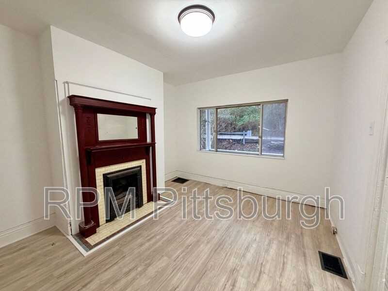 1108 Oswin St - Photo 7 of 18