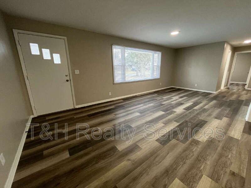 725 Isabelle Dr - Photo 3 of 24