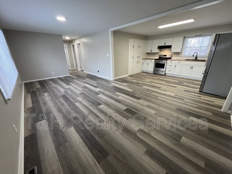 725 Isabelle Dr - Photo 4 of 24