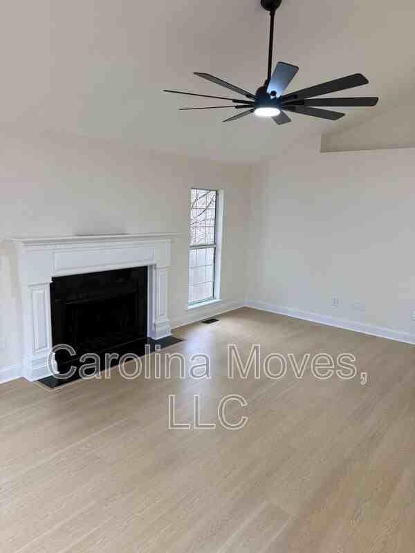 506 Dunwoody Dr - Photo 3 of 20