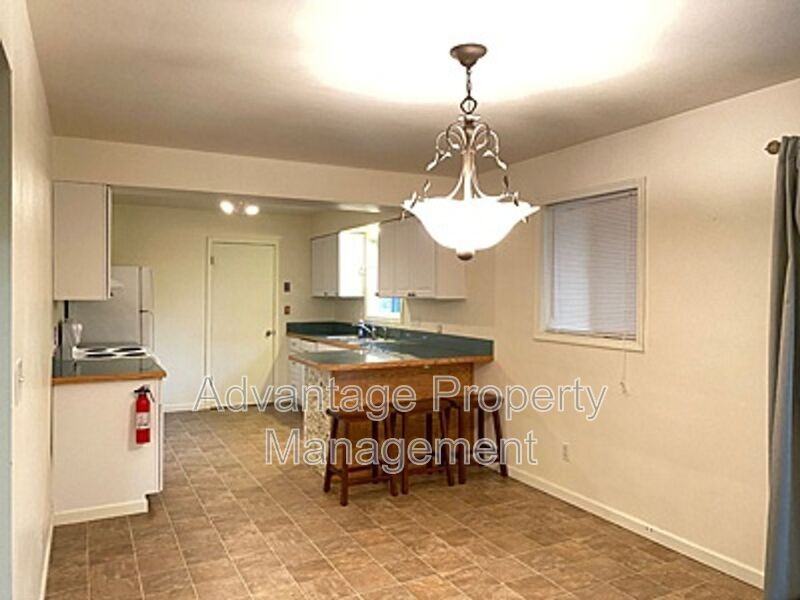 1235 Nw 27th St - Photo 6 of 21