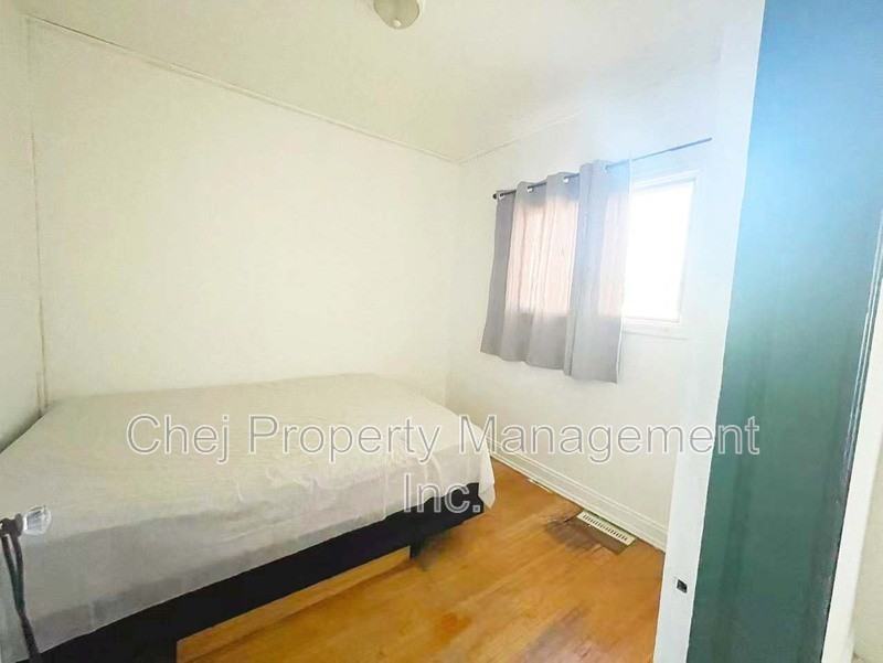 10564 92 St Nw - Photo 5 of 6