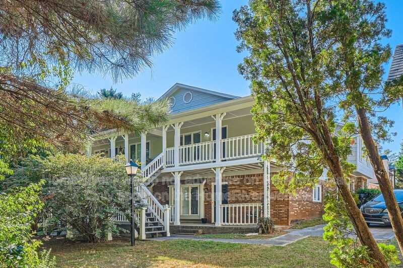 2785 Country Ct Se #B - Photo 3 of 34